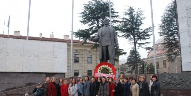 Chp’li Kadınlar Hakları İçin Çelenk Bıraktı