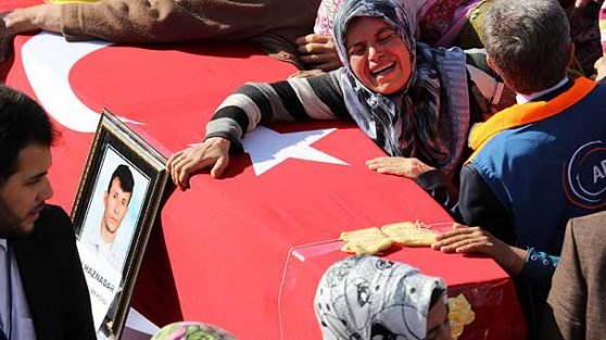 Madencinin tabutunda kahreden detay