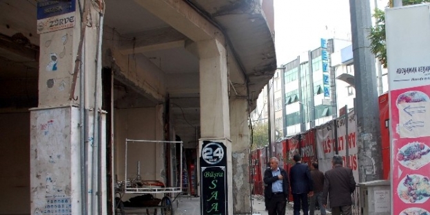 Yayalar İnşaatin İçerisinden İlerliyor