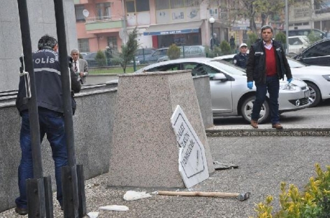 Atatürk büstünü balyozla parçaladı