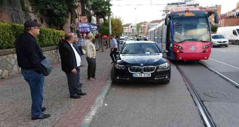 Bursa'da lüks araç tramvay yoluna park etti, yolcular isyan etti