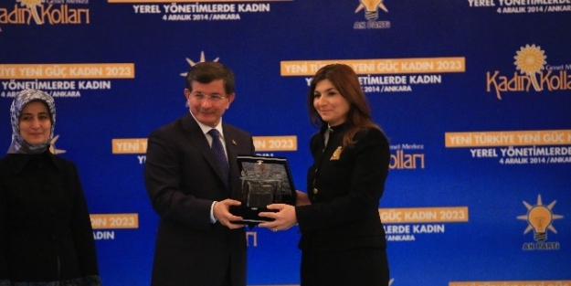 Başbakan Davutoğlu’ndan Çiğlik’a Plaket