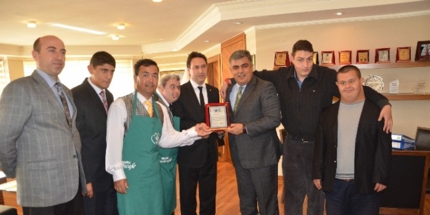 Başkan Özgüven’e Beyaz Ay Derneğinden Plaket