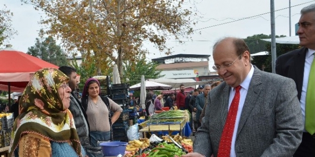 Başkan Özakcan, Umurlu Pazarını Gezdi