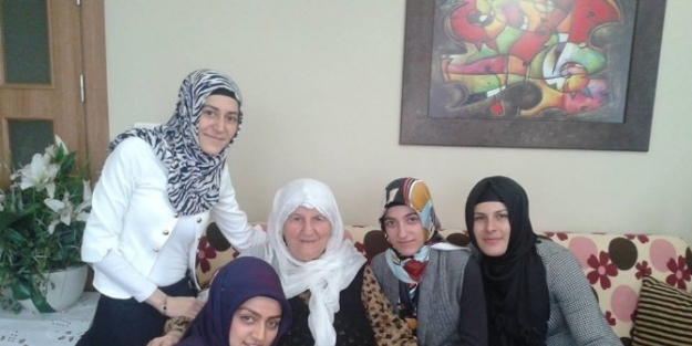 Gençlerden Anne Toptan’a Ziyaret