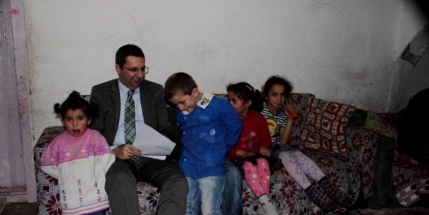 Kürtün’de 40 Aileye Ders Çalişma Masası Dağıtıldı