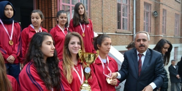 Voleybola Turgutlu Damgası