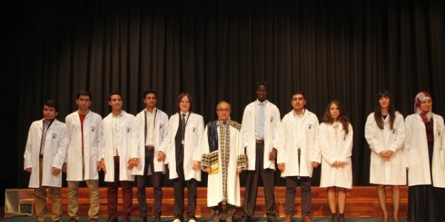 Tıp Öğrencileri Beyaz Önlüklerini Giydi