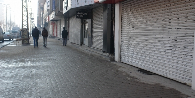 Hakkari kepenk kapattı!