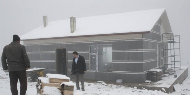 Aladağ’a Kayakseverler İçin Kurulan Prefabrik Bina Tamamlandı