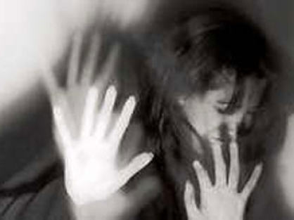 Öğretmen öğrencisinin bekaretini bozdu