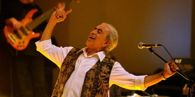 Edip Akbayram'dan kadınlara özel konser