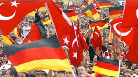 "Yabancılar evlerinde de Almanca konuşsun!"