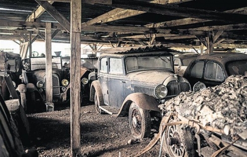 Milyon dolarlık arabalarını terketti