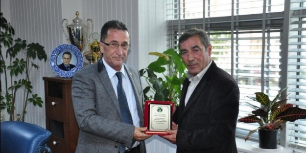 Hayvanseverlerden Edremit Belediyesine Plaket