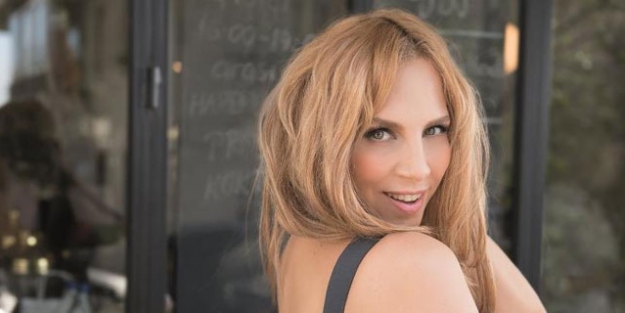 Sertab Erener'in striptizi yürekleri hoplattı!