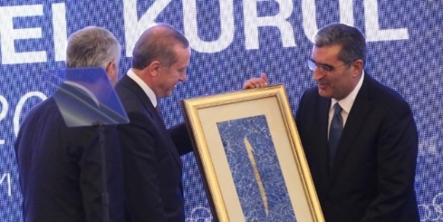 Cumhurbaşkanı Erdoğan’dan Askon Genel Kurulunda Konuk’a Plaket
