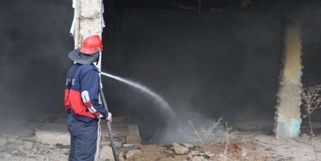 Kula’da Metruk Binada Yangın