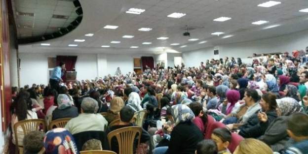 Gördes’te Alişan Kapaklıkaya Konferansına Yoğun İlgi