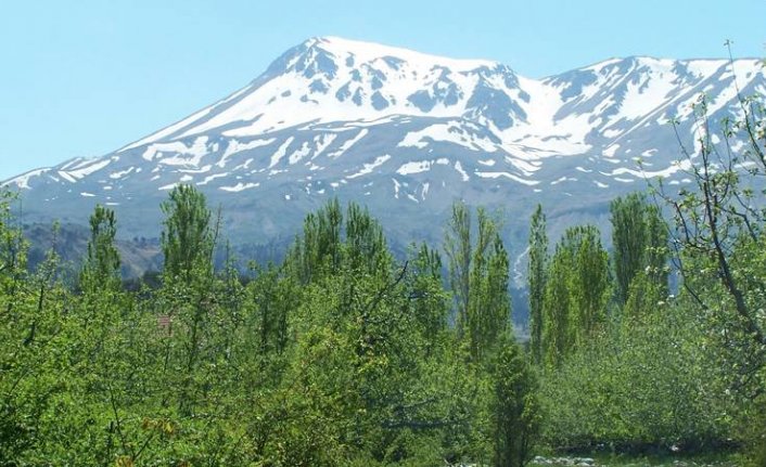 Antalya'ya mevsimin ilk karı yağdı