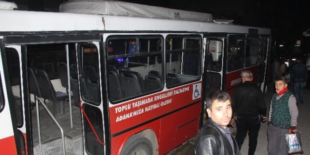 Belediye Otobüsü Çukura Düştü