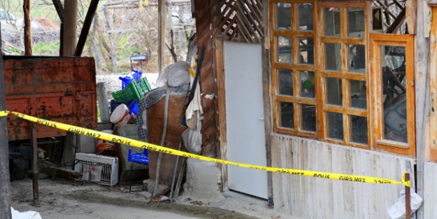 Cinnet getiren evlat anne babasını öldürdü