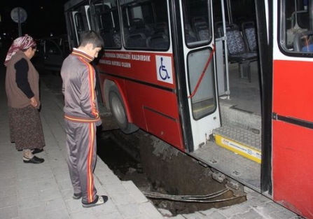 Adana'da yol çöktü