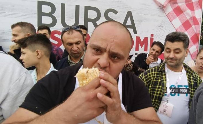 Bursa'da 5 bin lira ödülü kazanabilmek için metrelerce börek yediler