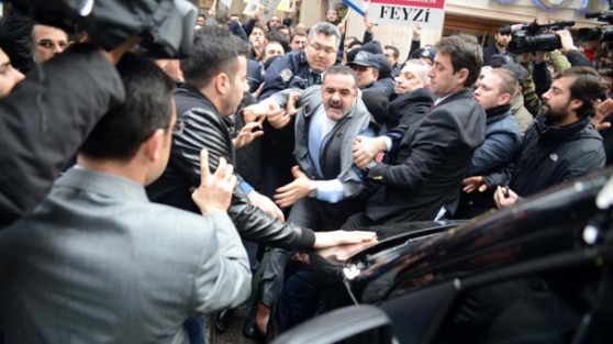 Eski vekil Erdoğan'a hakaret etti diye dövüldü!