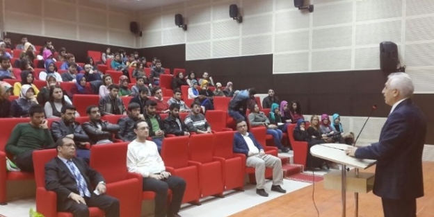 Akçay, Üniversite Öğrencileriyle Girişimcilik Söyleşisi Yaptı