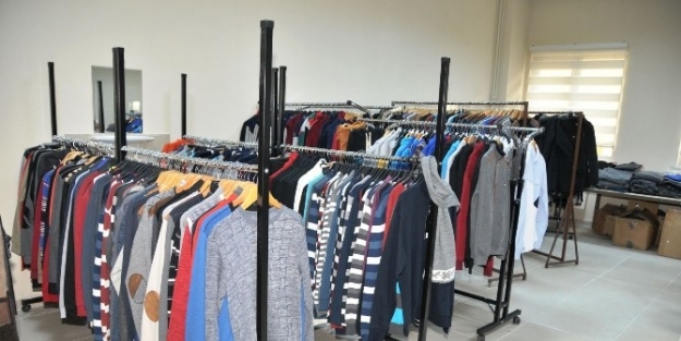 Erzincan Üniversitesinden İhtiyaç Sahibi Öğrencilere Giysi Yardımı