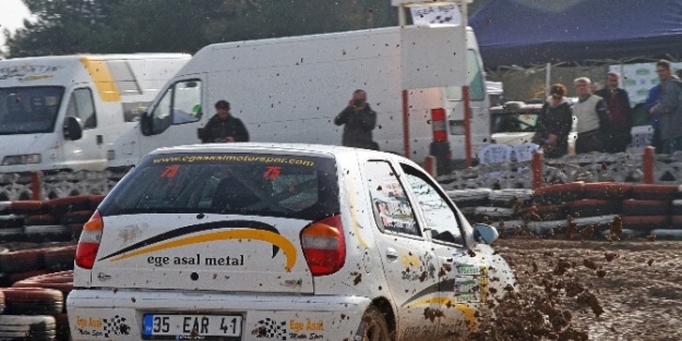 Menderes’te Perde Otokros İle Kapandı