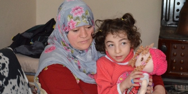 Minik Sude Naz, Arkadaşları Gibi Yürümek İçin Yardım Bekliyor