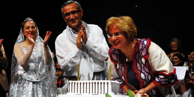 Sahnede doğum günü sürprizi