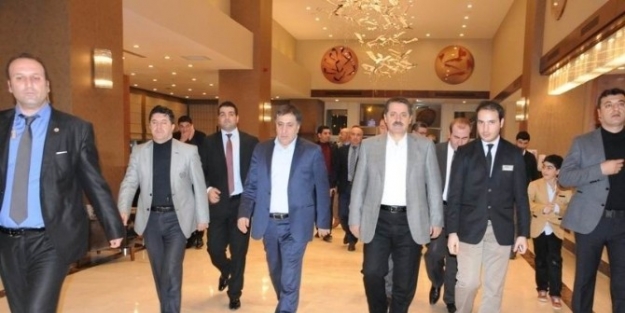 Bakan Çelik Suriyeli Kanaat Önderleri İle Bir Araya Geldi