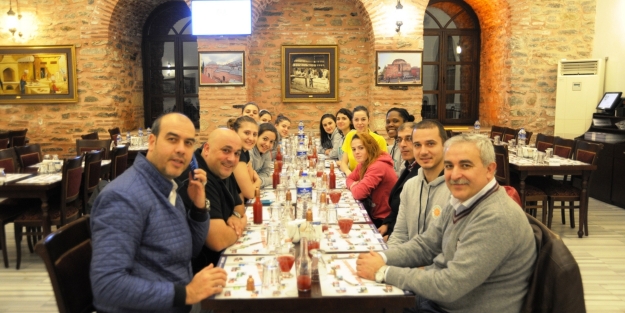 Galibiyeti kebapçıda kutladılar