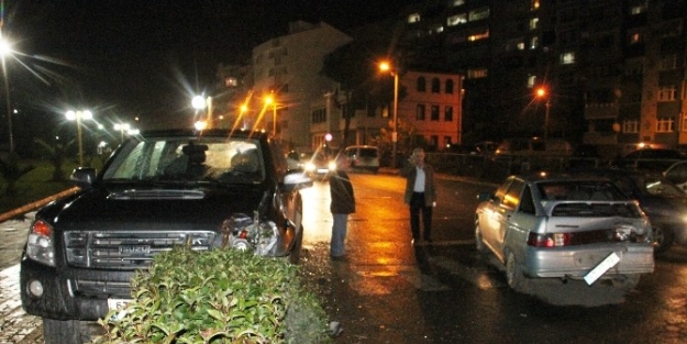 Kamyonetin Çarptiği Otomobilin Sürücüsü Yaralandı