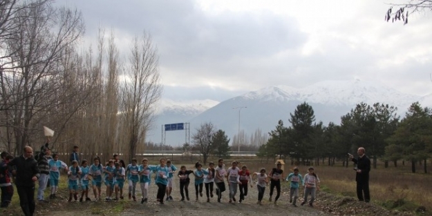 Erzincan’da Kros Müsabakaları Çekişmeli Geçti