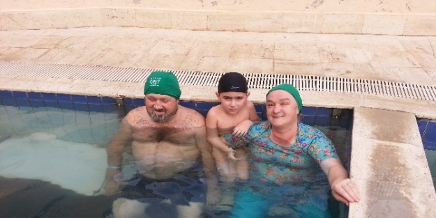 Eşine Kaplıca Havuzunda Yüzme Öğretiyor