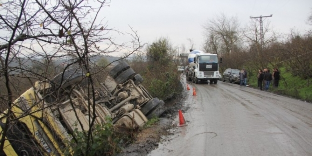 Alaplı’da Taş Yüklü Tır Devrildi