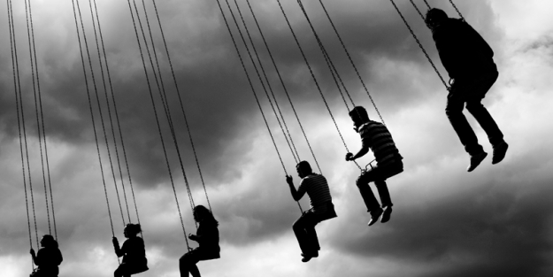 Lunaparktaki salıncaklar 35 metre yükseklikte çarpıştı!