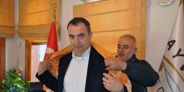 Başkan Gençer’e Deveci Poşusu Hediye Ettiler