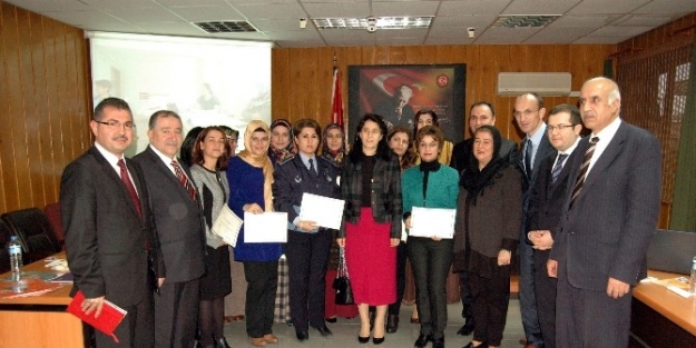 Kadının İnsan Hakları Eğitimine Katılanlara Sertifika Verildi