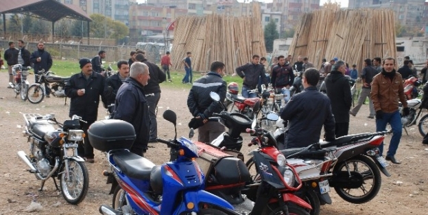 Satıcılar, 2. El Motosiklet Pazarında Alıcı Bekliyor