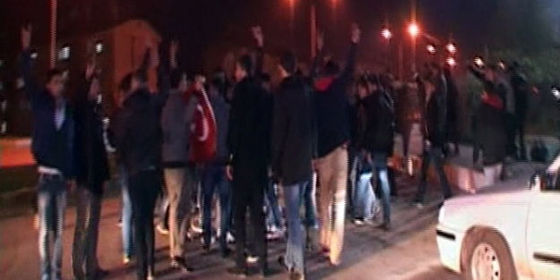 Karşıt görüşlü öğrenciler birbirine girdi