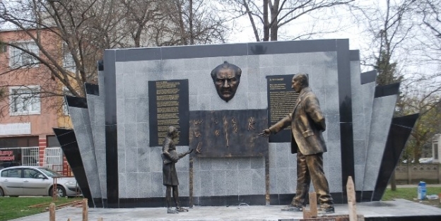 Çerkezköy’de Atatürk Anıtı Yenileme Çalişmalari Devam Ediyor