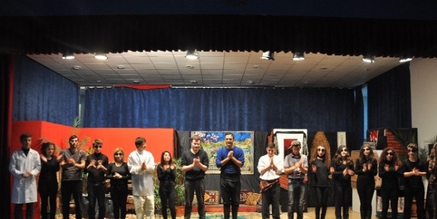 Çatlak Kova Adlı Oyun Engelliler İçin Sahnelendi