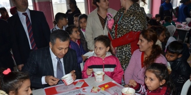 Romanlar Çorba Dağıtım Projesinden Memnun