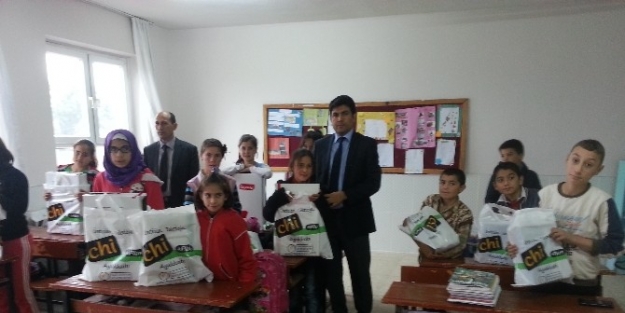 Aladağ’da Öğrencilere Kıyafet Yardımı