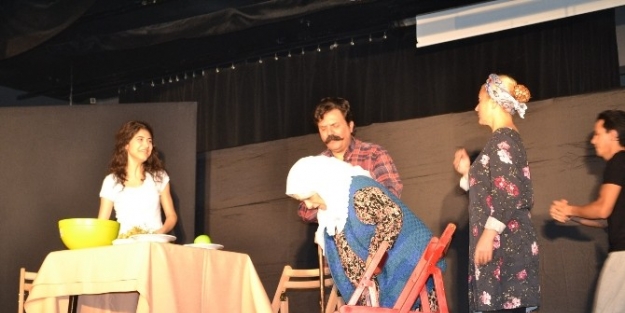 ’çetin Ceviz’ Oyunu İkinci Kez Sahnelendi